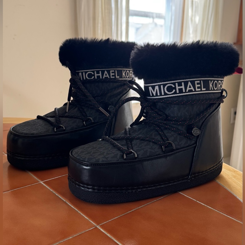 Michael Kors Women's Zelda Logo Winter Black Snow‎ Boot Size 9